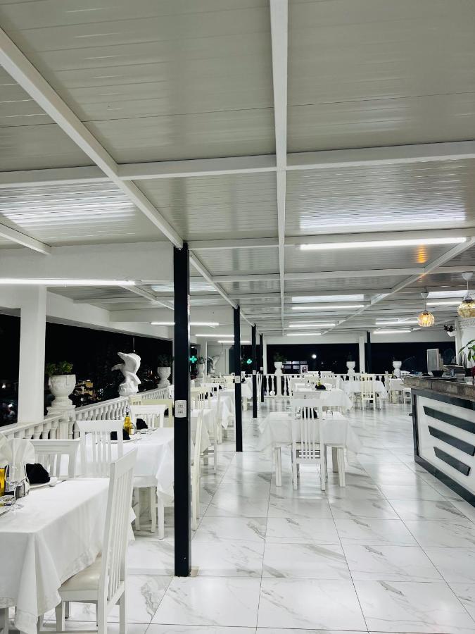 Ujvara Hotel Голем Екстериор снимка