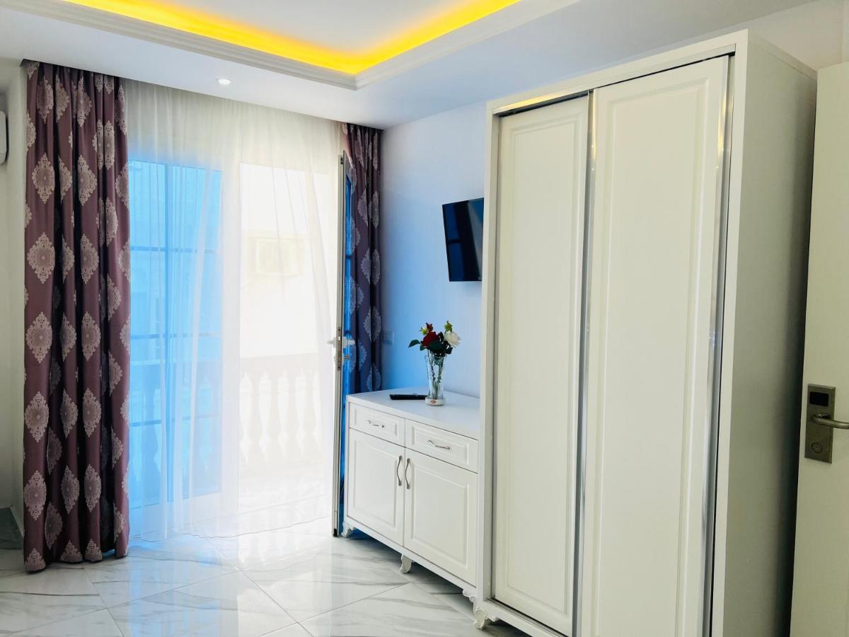 Ujvara Hotel Голем Екстериор снимка