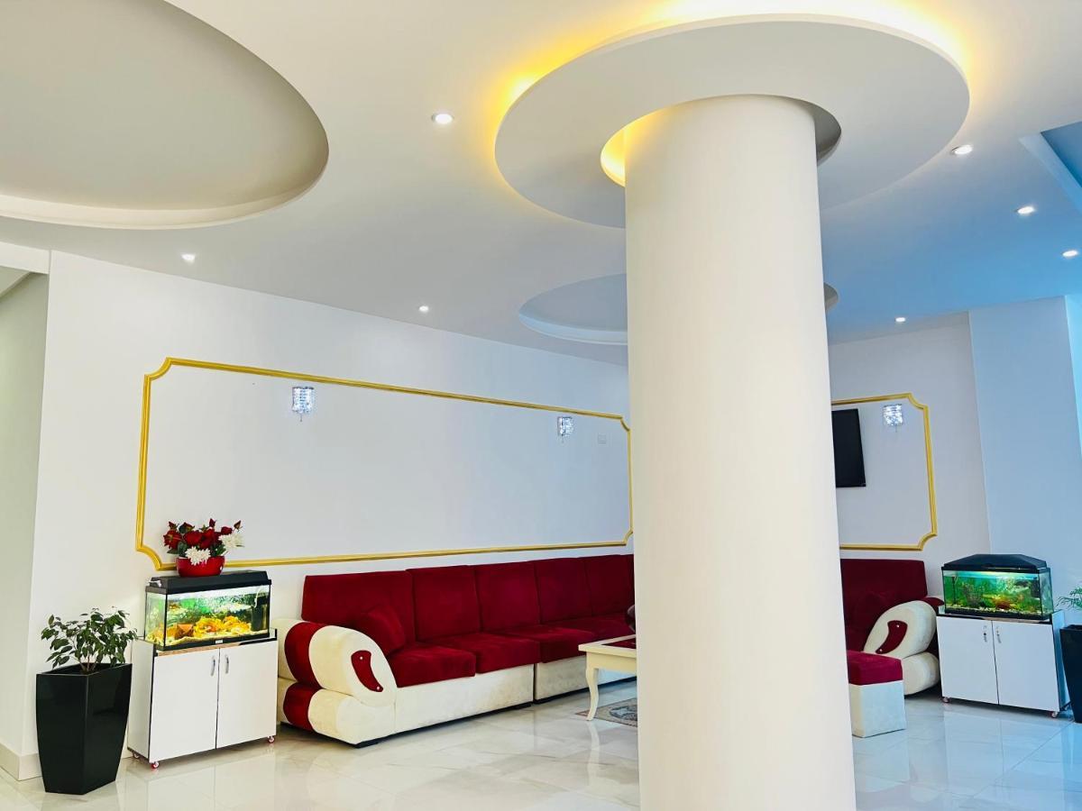 Ujvara Hotel Голем Екстериор снимка