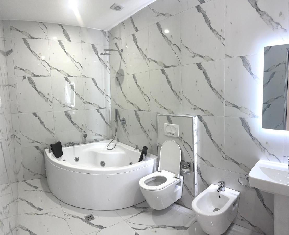 Ujvara Hotel Голем Екстериор снимка