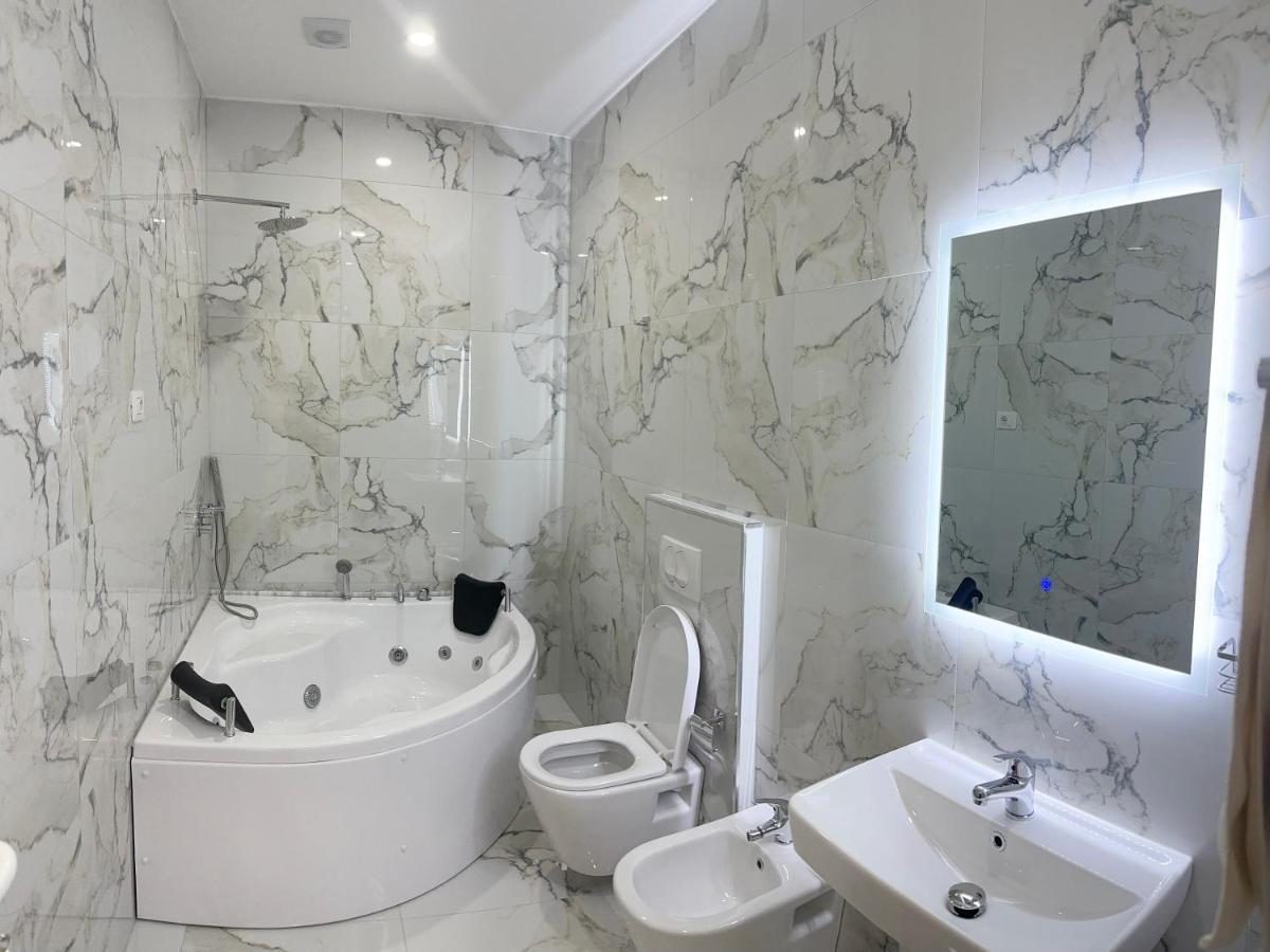 Ujvara Hotel Голем Екстериор снимка