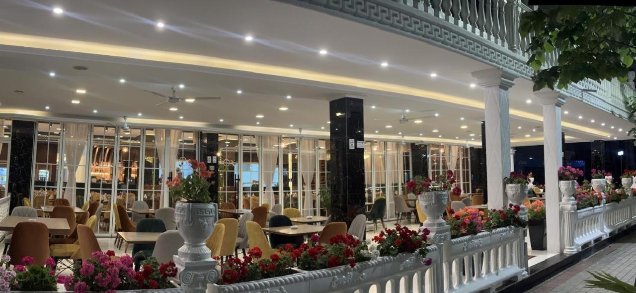 Ujvara Hotel Голем Екстериор снимка