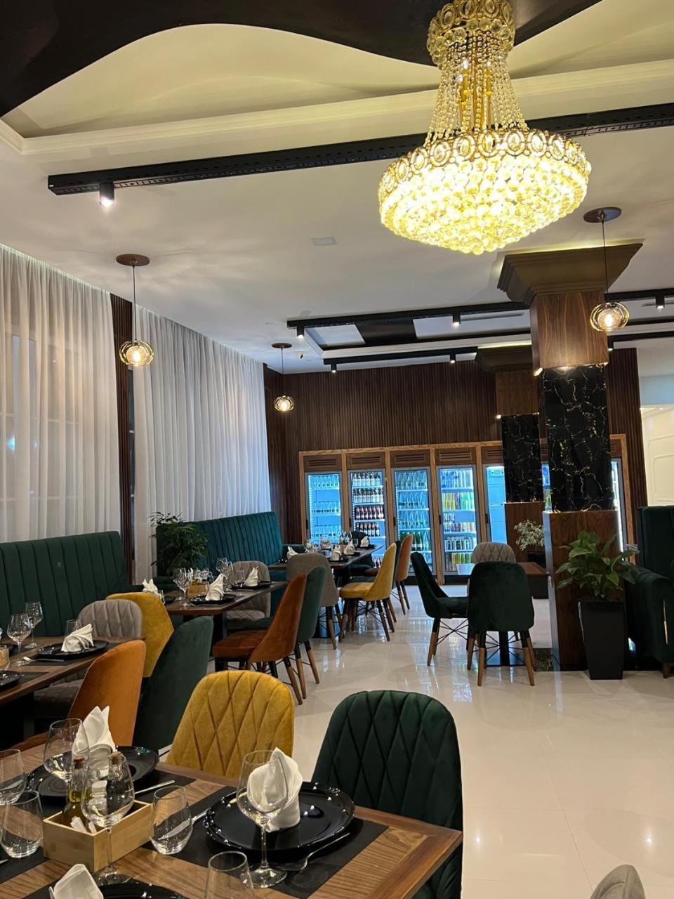 Ujvara Hotel Голем Екстериор снимка