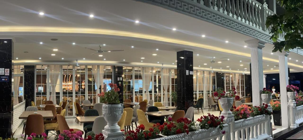 Ujvara Hotel Голем Екстериор снимка