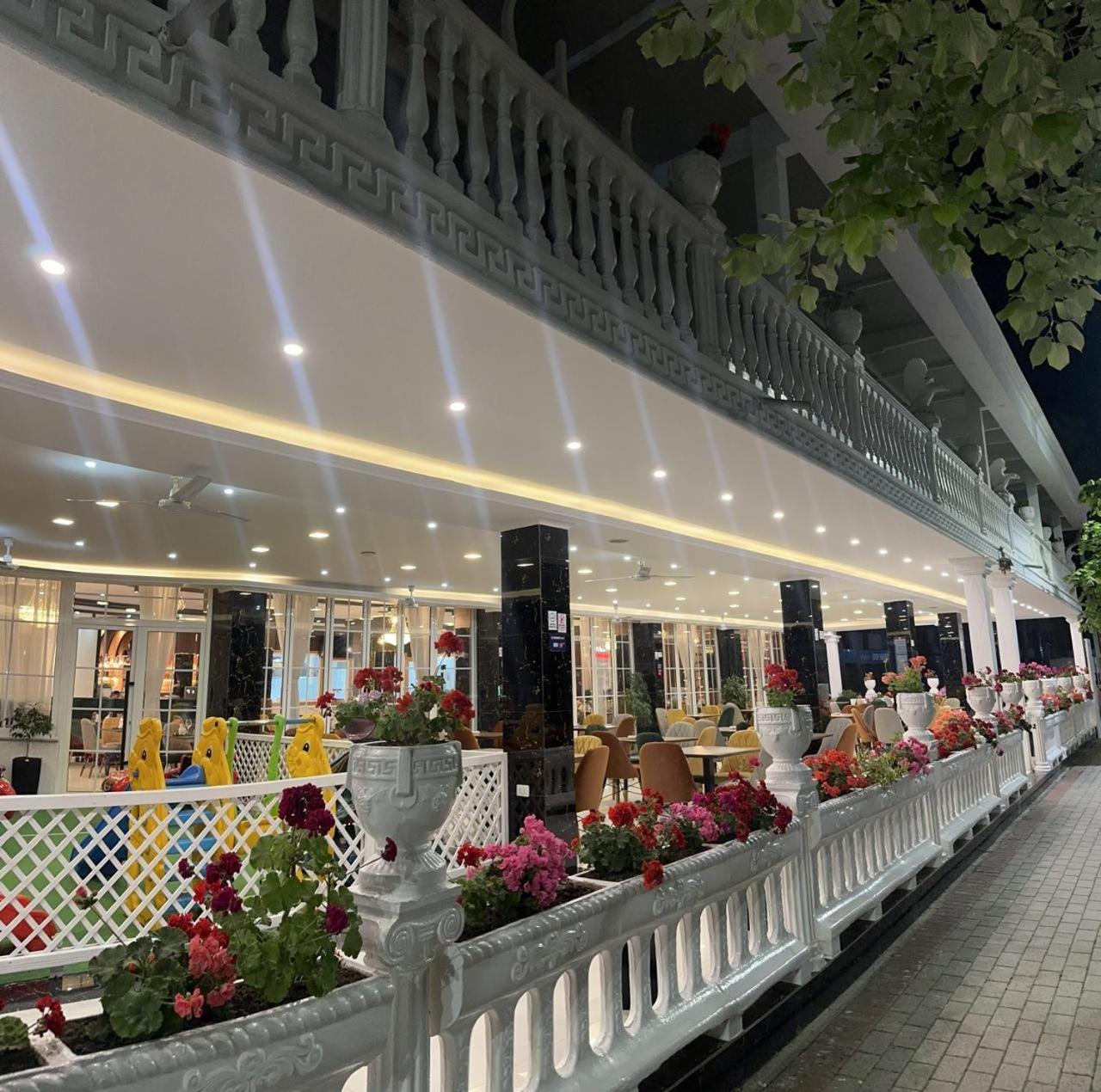Ujvara Hotel Голем Екстериор снимка