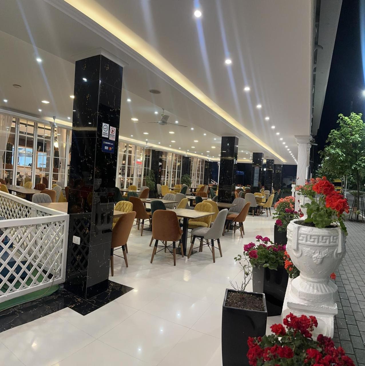 Ujvara Hotel Голем Екстериор снимка