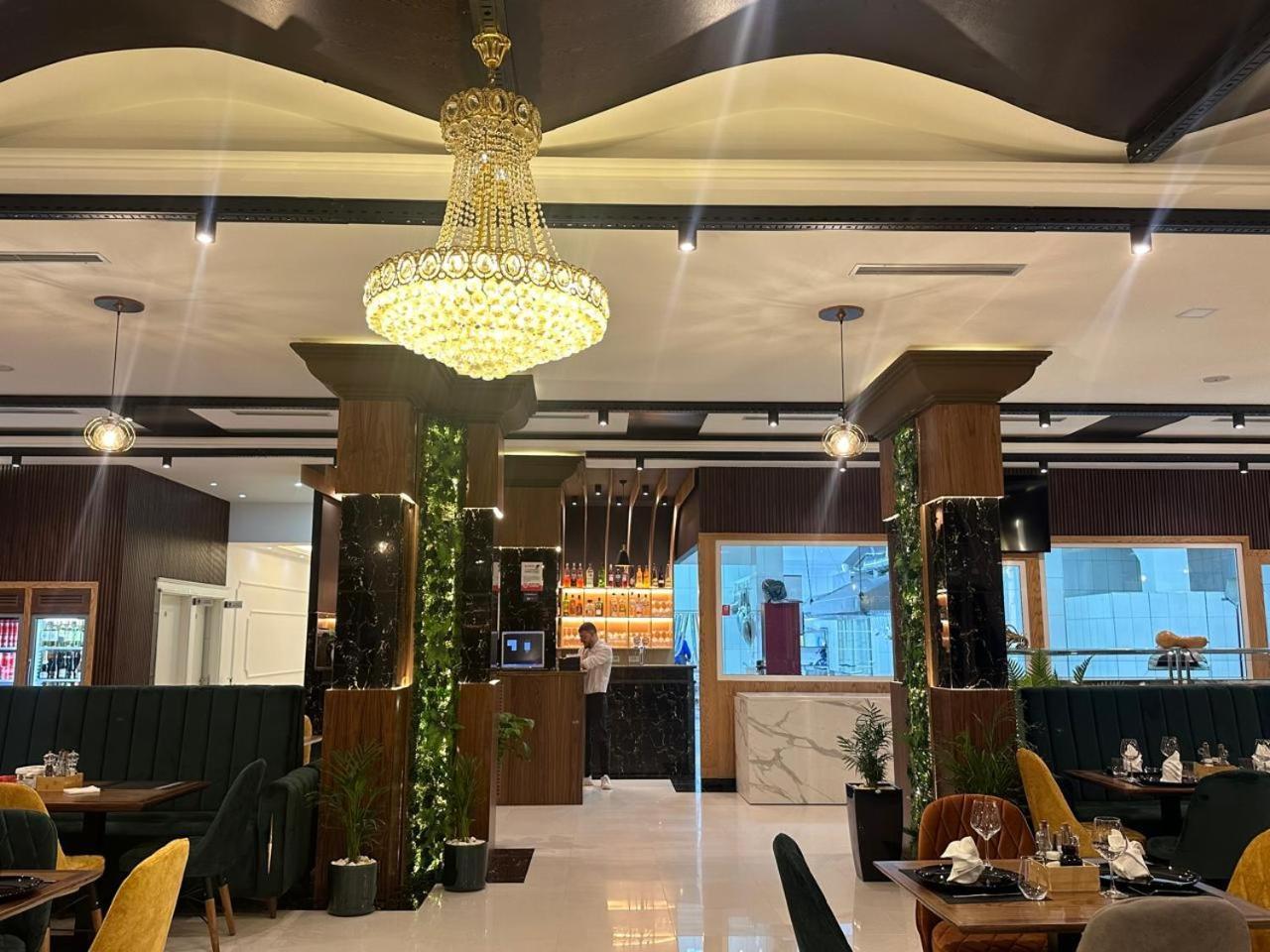 Ujvara Hotel Голем Екстериор снимка